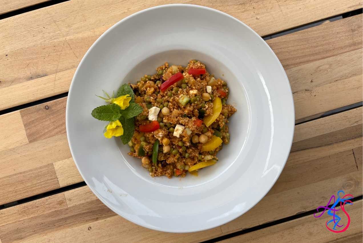 Couscous Salat mit Paprika, Erbsen und Schafskäse