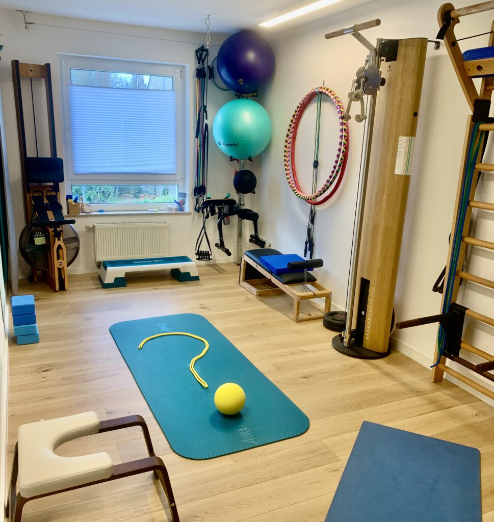 Home-Studio in Langenfeld mit Sprossenwand, Matten und Kleingeräten für das Seniorentraining