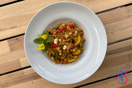 Couscous Salat mit Paprika, Erbsen und Schafskäse