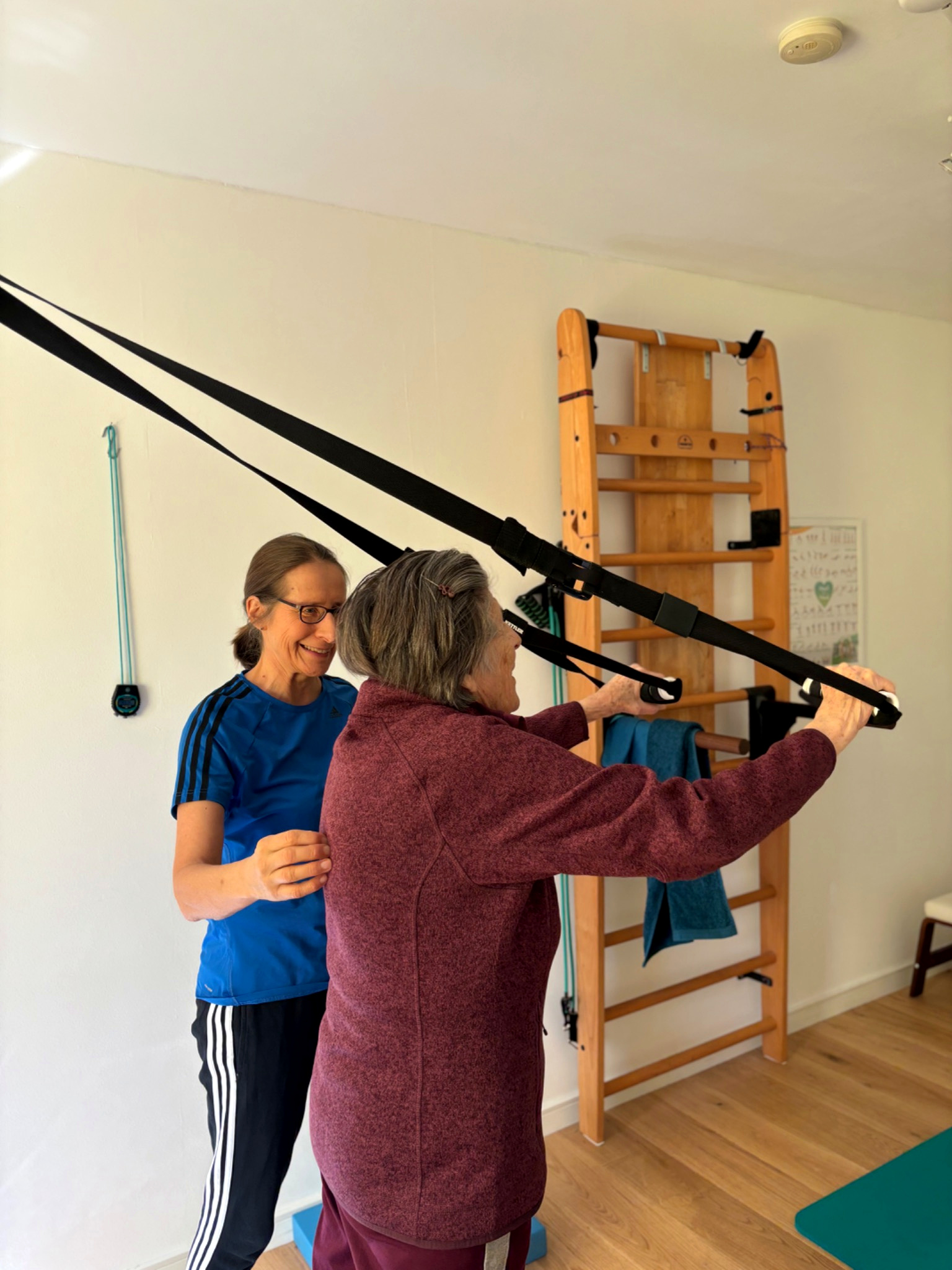 Personal Training in Garath, Hellerhof und Langenfeld: Dr. Annette Schimmel trainiert mit einer Kundin am Schlingentrainer im Home-Studio