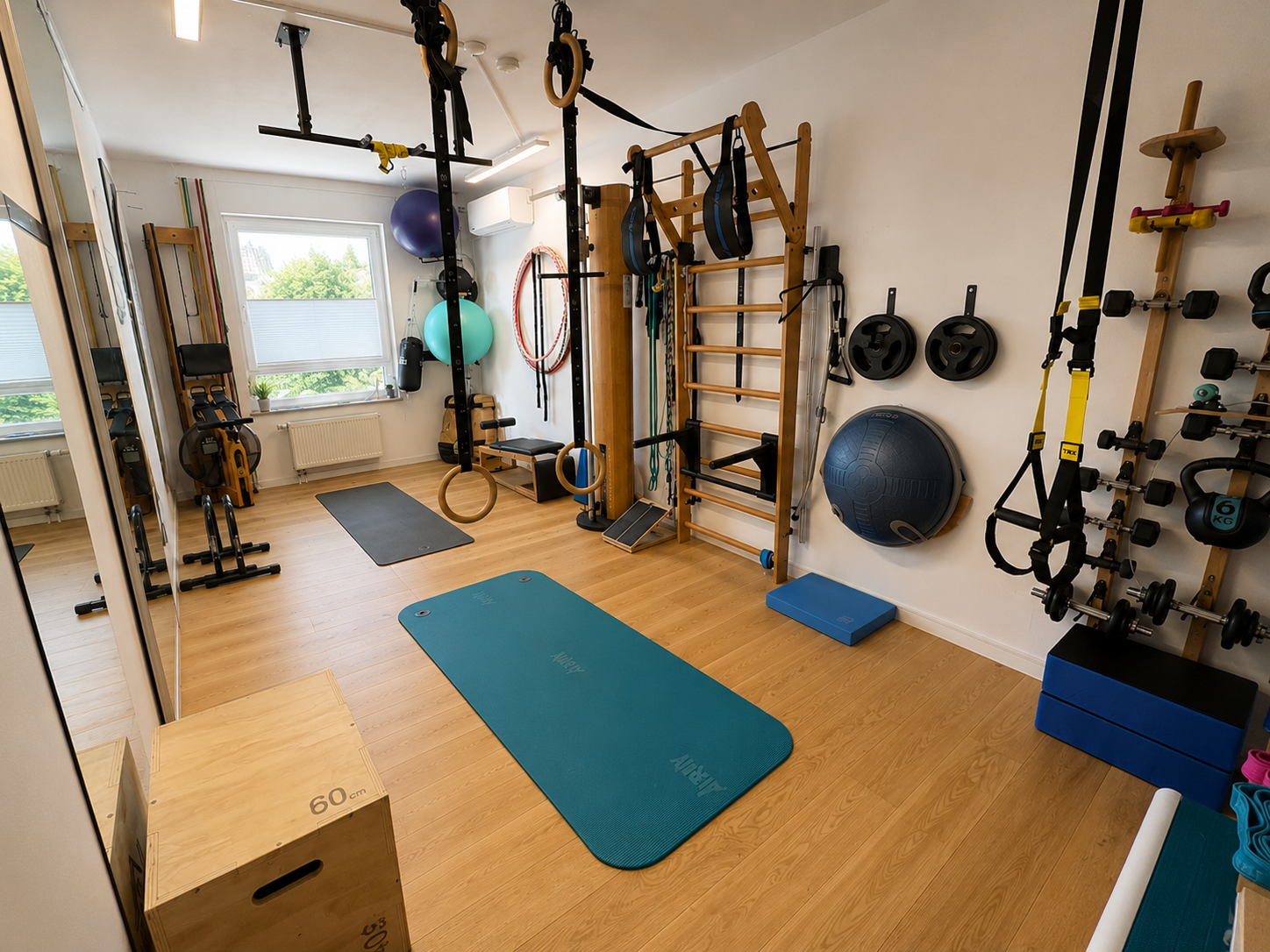 Home-Studio mit Sprossenwand, Turnringen, Schlingentrainer und Blick zum Fenster