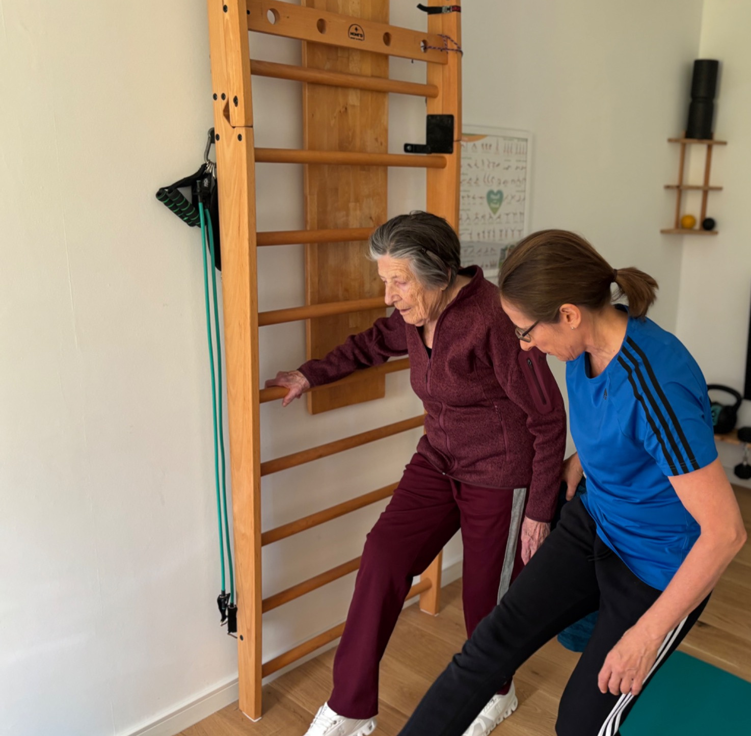 Personal Training in Hilden Süd: Dr. Annette Schimmel unterstützt eine Kundin bei einer Übung an der Sprossenwand