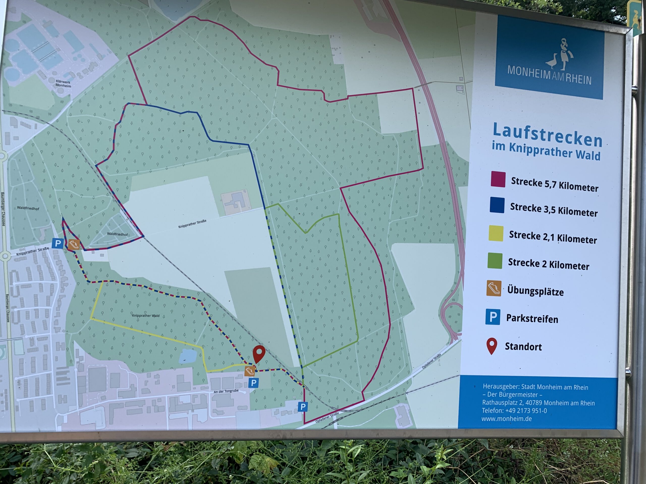Infotafel mit den vier Laufstrecken im Knipprather Wald in Monheim am Rhein, am Start- und Übungsplatz nahe dem Parkplatz An der Tongrube